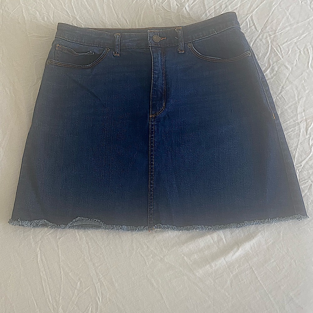 Size 10 Universal Threads Dark Wash Blue Denim Mini Skirt w/ Frayed Hem